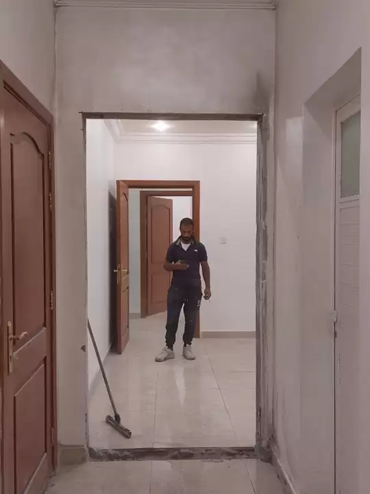 فتحة باب مكتملة بحواف مستقيمة