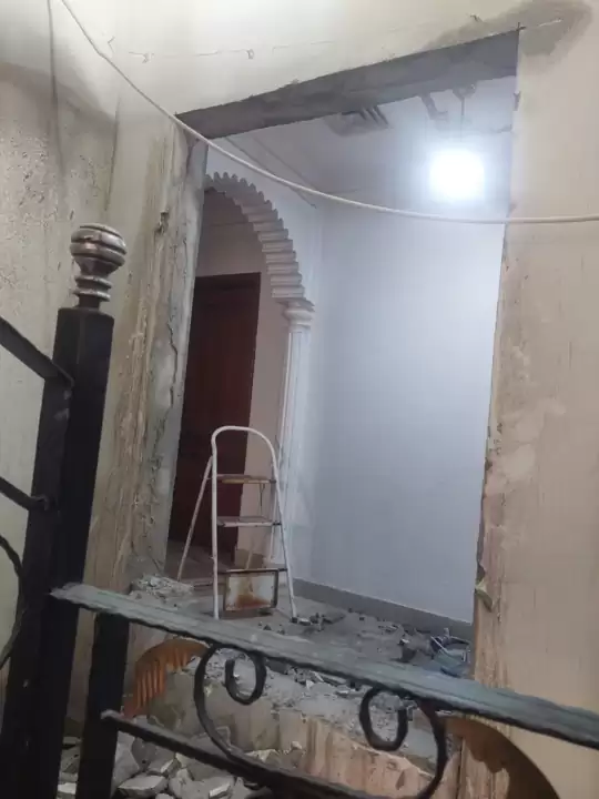 فتحة في جدار داخلي ضمن أعمال تعديل