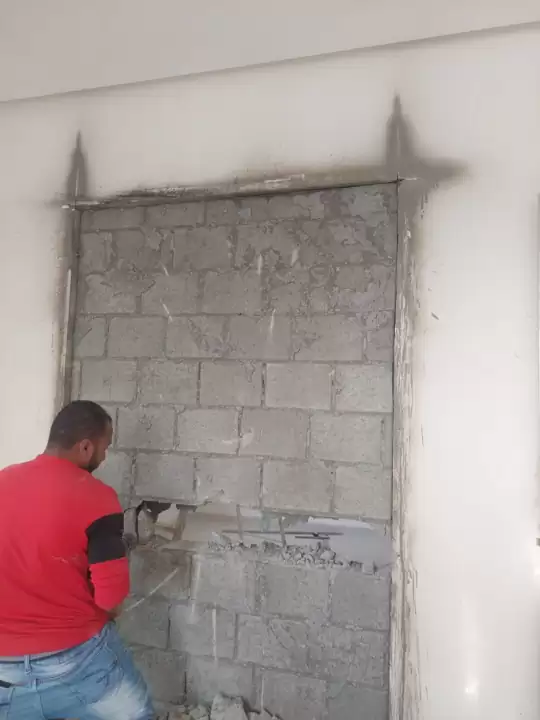 العمل على فتحة في جدار بلوك