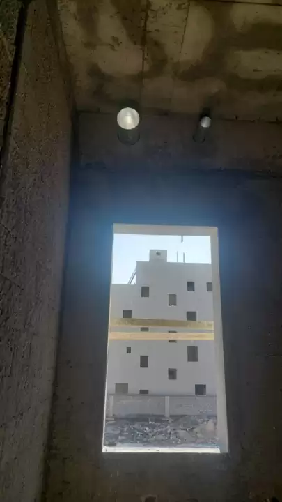فتحة نافذة في جدار خارجي بعد القص