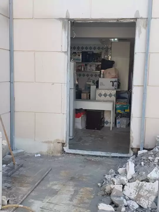 فتحة باب بين مطبخ وممر بعد القص
