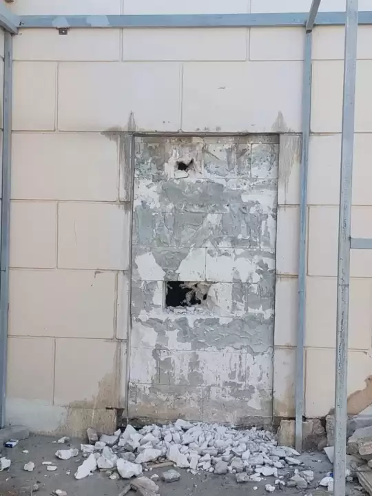 فتحة في جدار بلوك لتمرير تمديدات